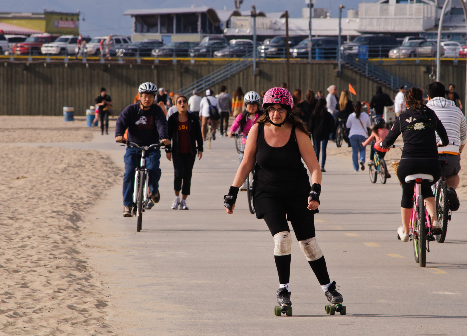 People cycling and skating along the Santa Monica beach bikeway