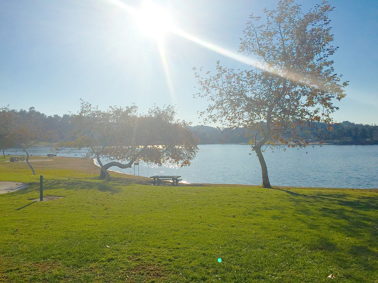 Picnic tables beside Puddingstone Reservoir, off the trail loop